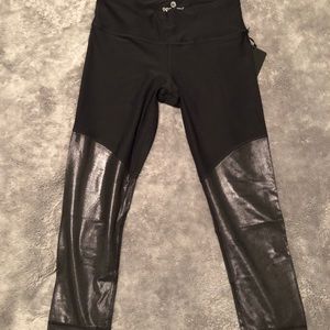 90 Degree by Reflex Capri Leggings - Black